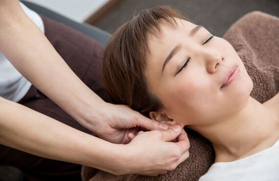 耳つぼへの施術と食事面のアドバイスでしっかりサポート | 金沢できつくないダイエットはスリムアイランド野々市